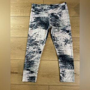 Fabletics Women's Patterned Leggings‎ - Black and White 7/8 length